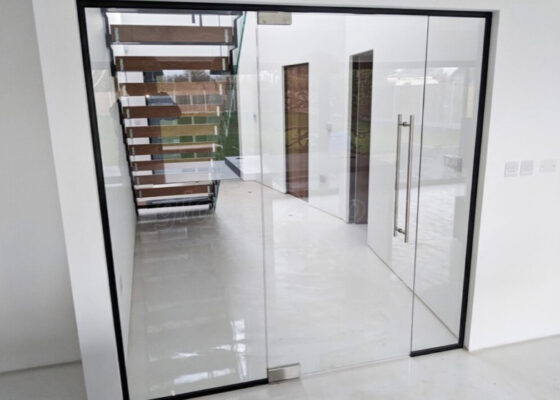 Frameless glass door